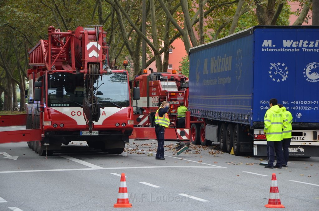 LKW verliert Auflieger Koeln Boltensternstr Pasteurstr P2029.JPG